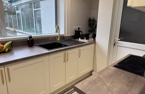 Sheldon House | Central Birmingham Luxury House for 8 people with parking, garden, near NEC, BHX