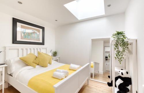 Dalry Apartment | Central Bright 3 Bed Flat with Pool & Parking