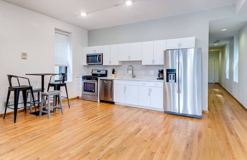 Pulaski Park Apartment | Central Chicago Suite2 Access to Patio!