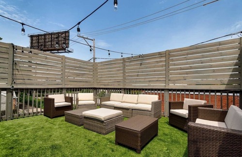 Pulaski Park Apartment | Central Chicago Suite2 Access to Patio!