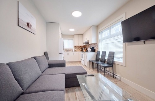 Sunset House | Central Coach house in heart of Vancouver.