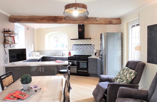 Royallieu Village Cottage | Central Compiègne Retreat: Cozy 1BR Cottage with Private Terrace and Modern Amenities
