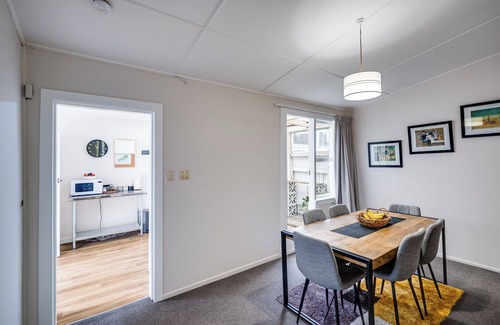 Hospital Hill House | Central Cottage - Napier Holiday Home