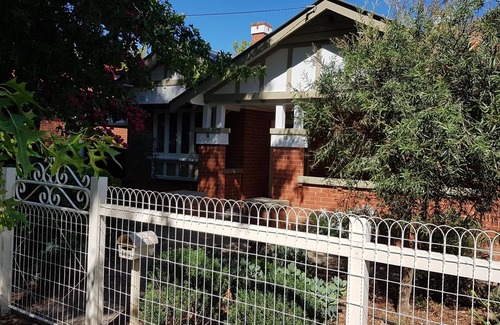 Albury House | Central Crisp- gorgeous period home with free wifi! - Classic period home with four bedrooms