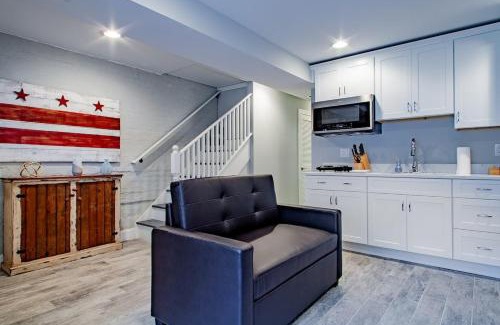 Truxton Circle House | Central DC Flat Sleeps 3 Convention Center