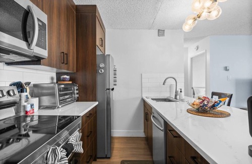 Downtown Calgary Apartment | Central DT » Secure Parking » Gym » Court » Sauna
