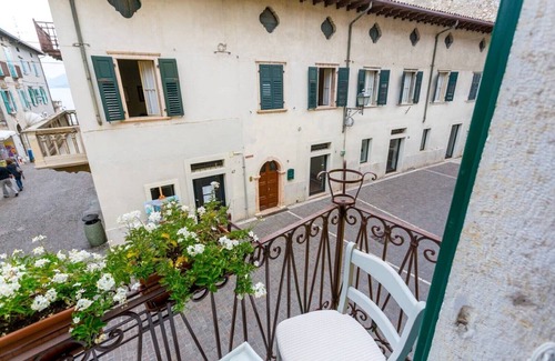 Torri del Benaco Apartment | CENTRAL ELEGANT APARTMENT WITH PRIVATE PARKING
