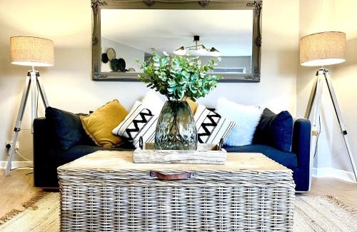 Ellesmere House | Central Ellesmere -Sleeps2 - Parking - PetFriendly