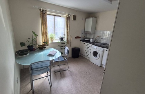 Restalrig Apartment | Central flat in quiet area, perfect for festival Edinburgh but also relax.