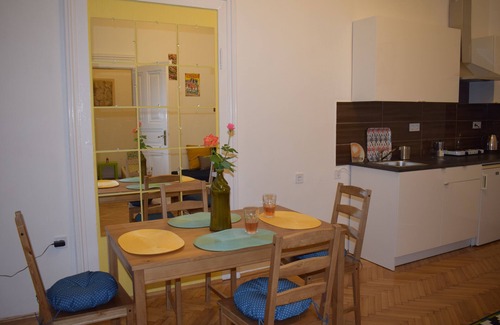 Belso-Ferencvaros Apartment | Central Flat, steps to Great Market, Gellert Bath & Corvinus university