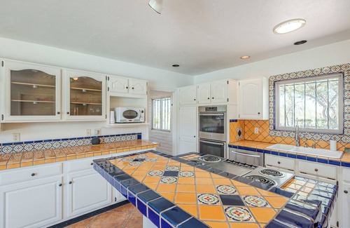 Oracle Foothills Estates House | Central Foothills 3 bed 3 bath Private Hacienda with Amazing Views and Pool