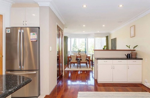 Fremantle House | Central Heritage : Large Family home close to Shops, pet friendly
