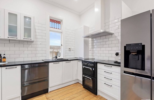 Northcote House | Central Home 10 minutes from Beaches and CBD! Pets Welcome