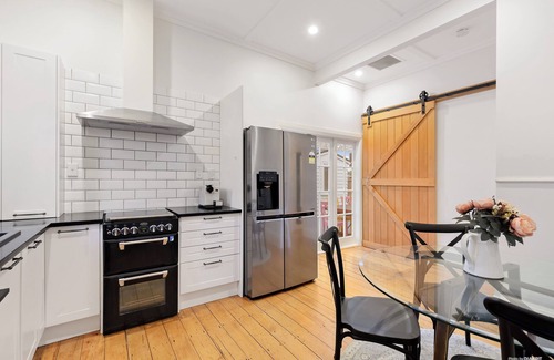 Northcote House | Central Home 10 minutes from Beaches and CBD! Pets Welcome