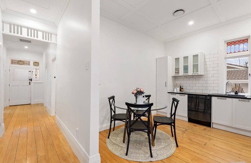 Northcote House | Central Home 10 minutes from Beaches and CBD! Pets Welcome