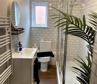 Crewe Apartment | Central Industrial Chic 2-Bedroom Flat