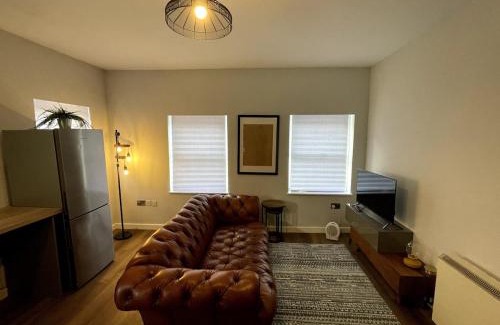 Crewe Apartment | Central Industrial Chic 2-Bedroom Flat