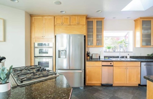 Los Angeles House | Central LA Luxe w/Resort Style Pool & HotTub