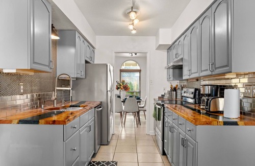 Leon Valley House | Central Location, Modern Design, Private Patio & G