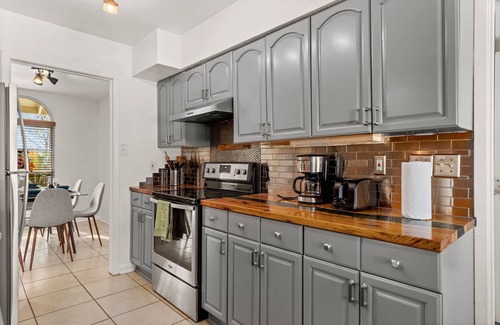 Leon Valley House | Central Location, Modern Design, Private Patio & G