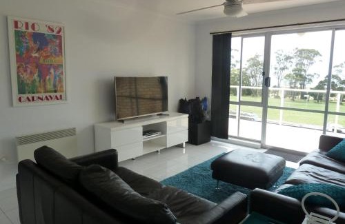 Bridport Apartment | Central Location with Fabulous Sea Views