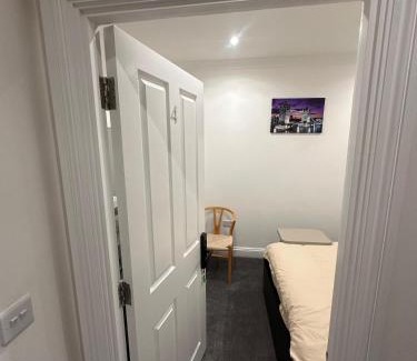 Cathedrals House | Central London Room