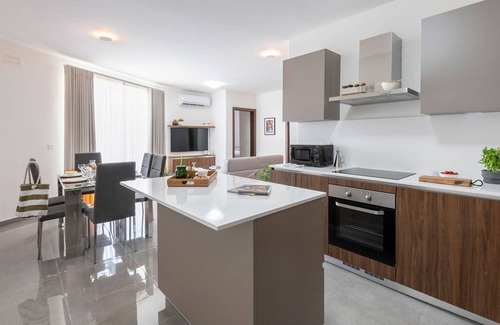 Birkirkara Apartment | ★ Central LUX Maisonette w/HEATED POOL & patio ⮕