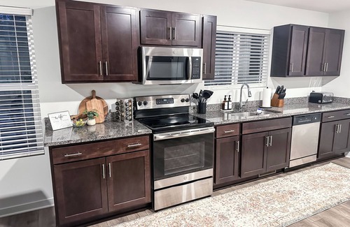 Grand Rapids House | Central Luxe 5BR/4 Ensuite BA: 2 Miles from Downtown, Grill & Outdoor Seating