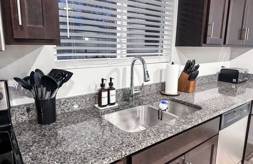 Grand Rapids House | Central Luxe 5BR/4 Ensuite BA: 2 Miles from Downtown, Grill & Outdoor Seating