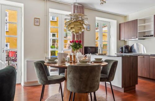 Copenhagen City Centre Apartment | Central Luxury Flat - Walk to Nyhavn Tivoli & Metro