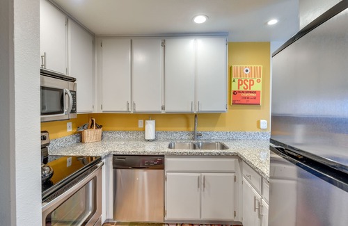 Downtown Palm Springs Condo | Central Palm Springs Resort Condo w/2 Balconies