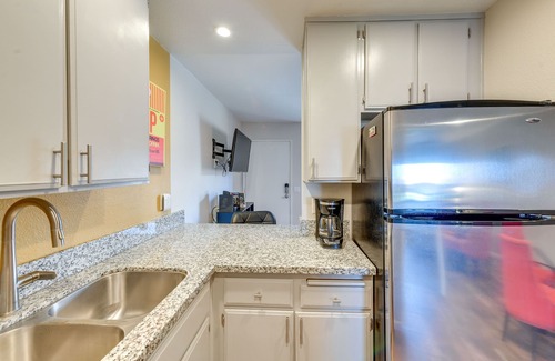 Downtown Palm Springs Condo | Central Palm Springs Resort Condo w/2 Balconies