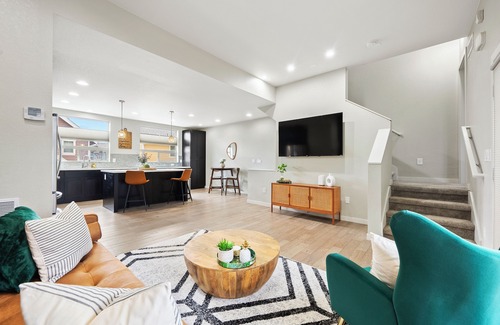 Northfield House | Central Park 2BR–Minutes to DIA & RTD-Summer Open
