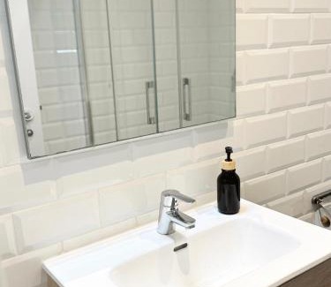 Gibraltar Apartment | Central Penthouse Double Room Ensuite - Grand Central House