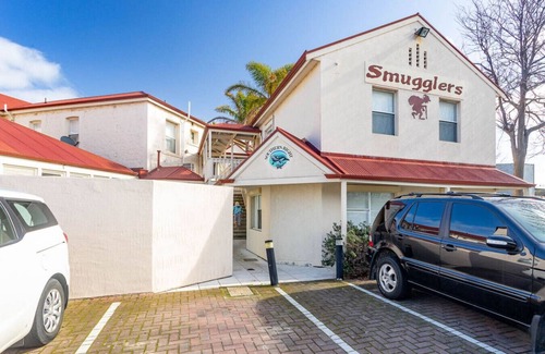 Victor Harbor Apartment | Central Smugglers apartment, young child friendly.