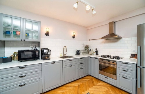 Zizkov Apartment | Central, Spacious, Modern 5 Bedrm duplex w/Balcony
