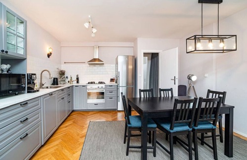 Zizkov Apartment | Central, Spacious, Modern 5 Bedrm duplex w/Balcony