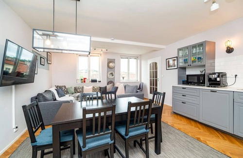 Zizkov Apartment | Central, Spacious, Modern 5 Bedrm duplex w/Balcony