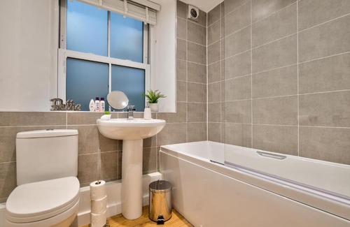 Stamford Apartment | Central Stamford Retreat - Stylish 2-Bed Apartment & Parking