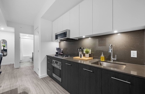 Eau Claire Apartment | Central Stay | New, Gym, Parking, Laundry, AC