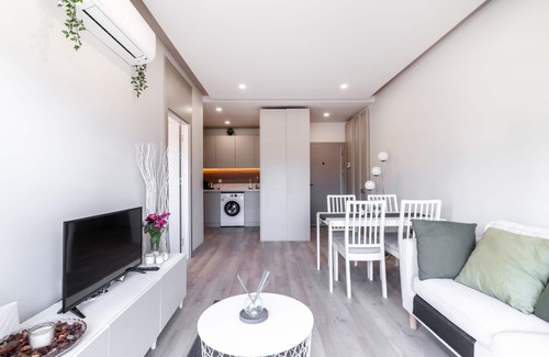 Lara Apartment | Central Studio w Balcony 10 min to Lara Beach