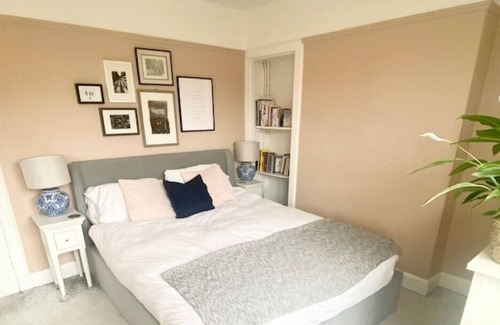 Morningside House | Central, stylish 2 bed house- Morningside Edinburgh with big garden