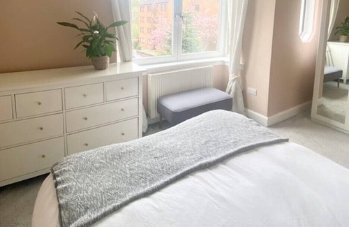 Morningside House | Central, stylish 2 bed house- Morningside Edinburgh with big garden