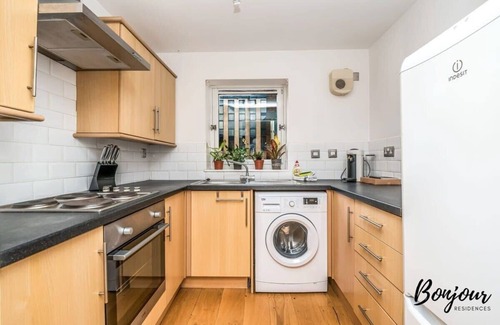 Glasgow Westend Apartment | Central & Stylish 2BR-1BA -Anderston-Free Onsite Parking