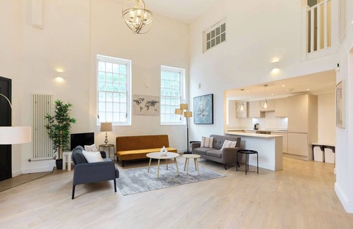 Tadworth Apartment | Central Tadworth Flat - Split- level 2BDR