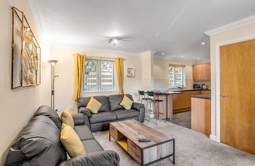 Norwich House | Central Townhouse 2 bedr/w fully equipped kitchen/washing machine & Parking- Ginger & Gold ltd