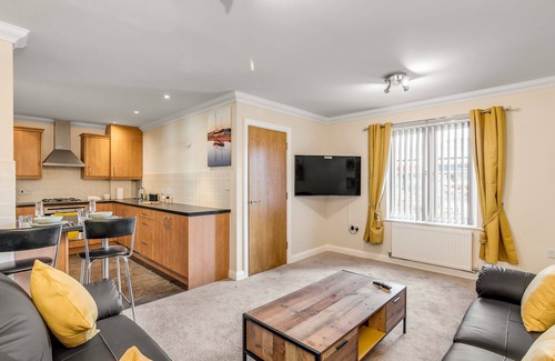 Norwich House | Central Townhouse 2 bedr/w fully equipped kitchen/washing machine & Parking- Ginger & Gold ltd