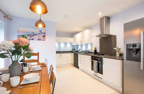 Marlow House | Central Townhouse with Parking I Pass The Keys