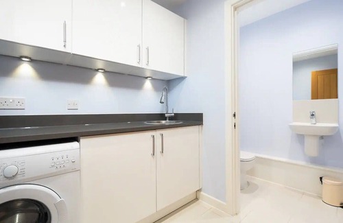 Marlow House | Central Townhouse with Parking I Pass The Keys