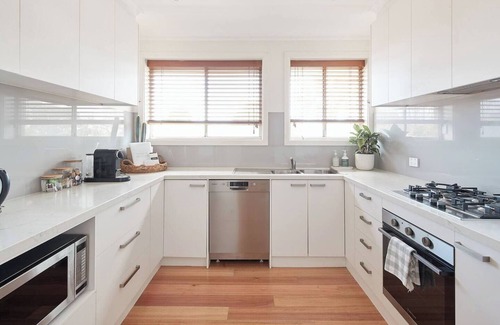 Windsor Apartment | Central Treetop Overlook with Parking in Windsor